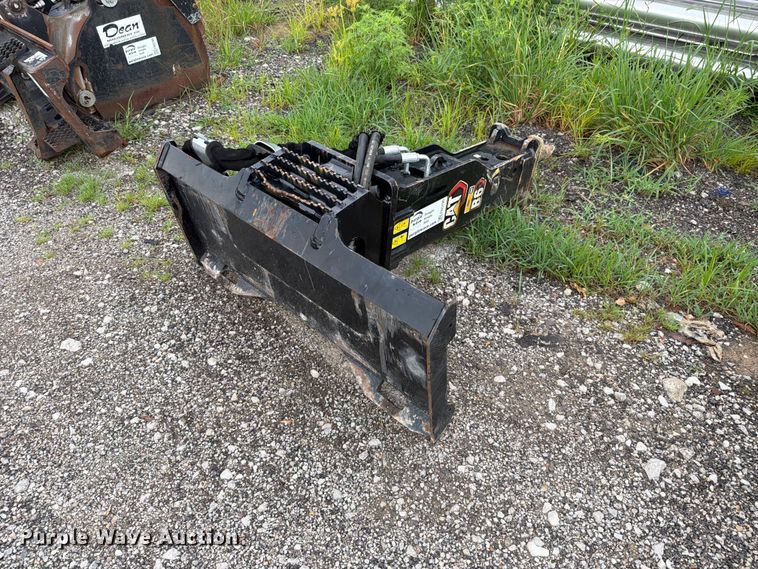image for item FN5790 2023 Caterpillar B6 skid steer breaker