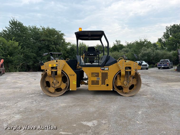 image for item FN5803 2016 Caterpillar CB64B double drum vibratory roller