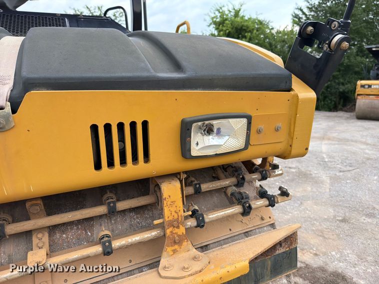 image for item FN5803 2016 Caterpillar CB64B double drum vibratory roller