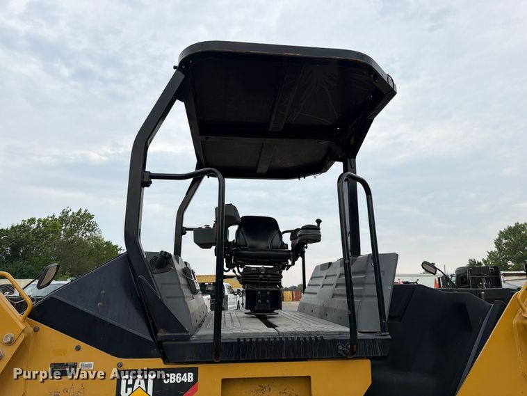 image for item FN5803 2016 Caterpillar CB64B double drum vibratory roller