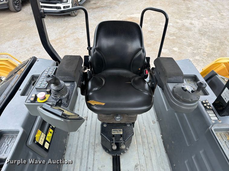 image for item FN5803 2016 Caterpillar CB64B double drum vibratory roller