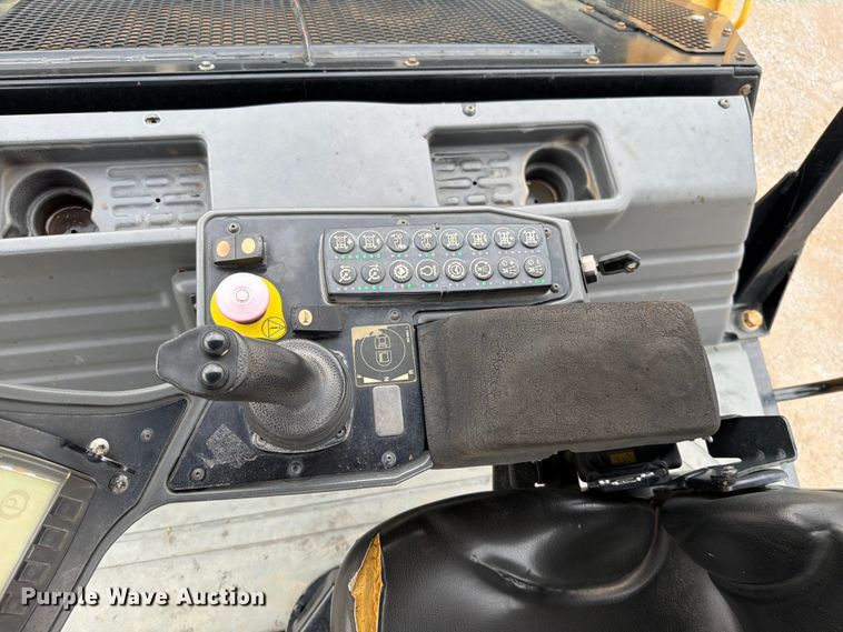 image for item FN5803 2016 Caterpillar CB64B double drum vibratory roller