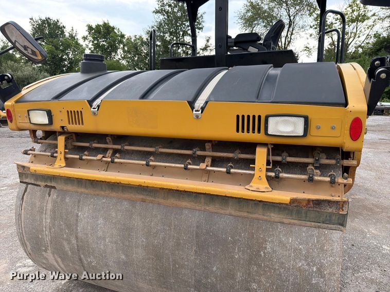 image for item FN5803 2016 Caterpillar CB64B double drum vibratory roller