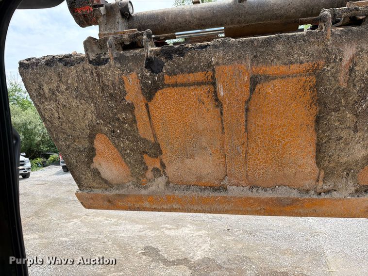 image for item FN5804 2018 Kubota SSV75 skid steer loader
