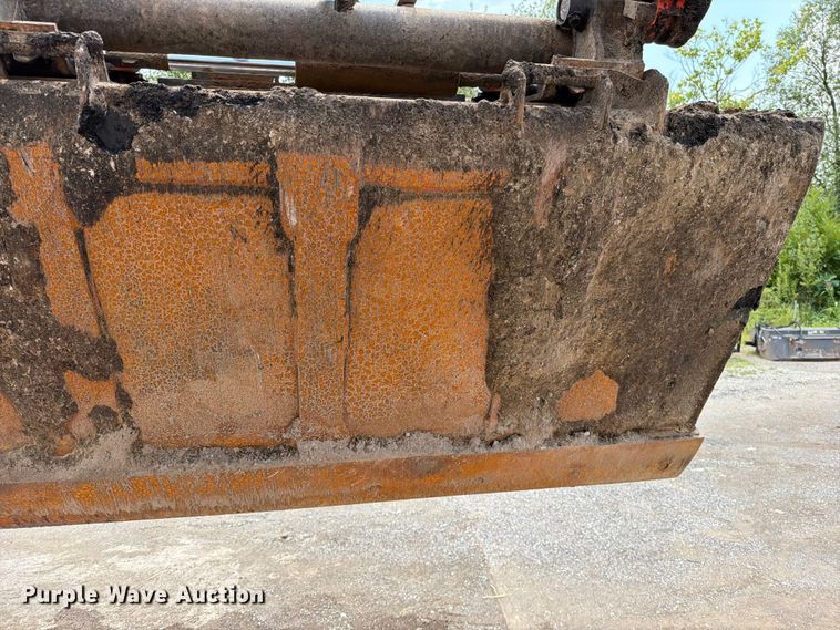 image for item FN5804 2018 Kubota SSV75 skid steer loader