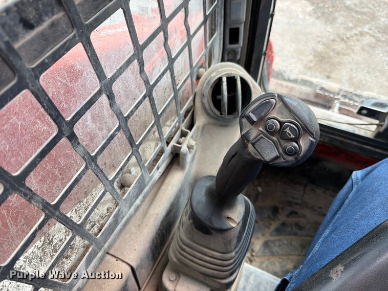 image for item FN5804 2018 Kubota SSV75 skid steer loader