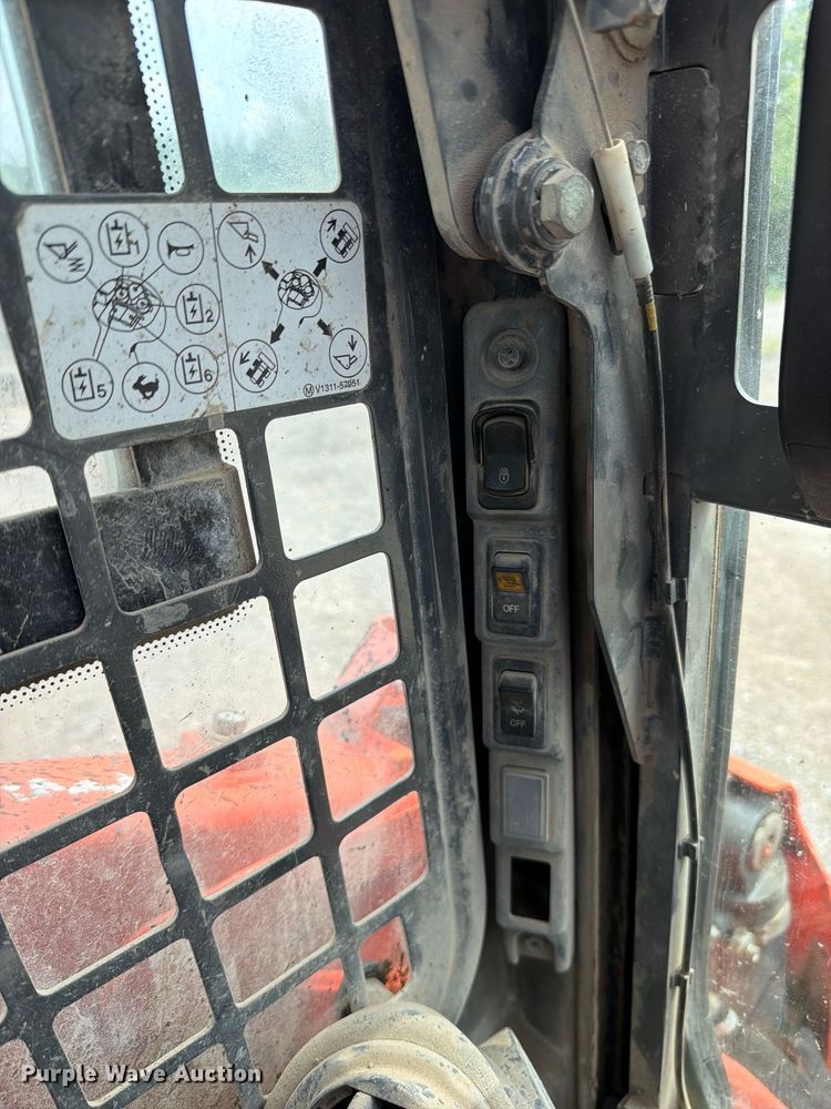 image for item FN5804 2018 Kubota SSV75 skid steer loader