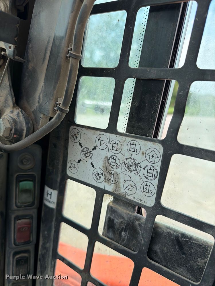 image for item FN5804 2018 Kubota SSV75 skid steer loader