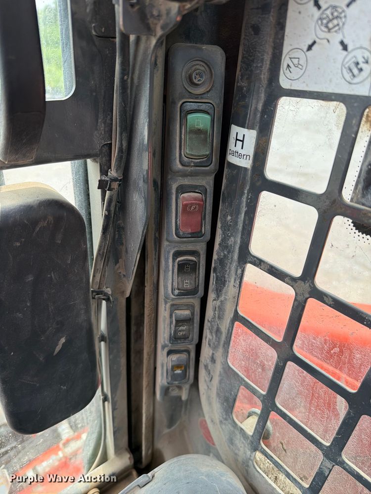 image for item FN5804 2018 Kubota SSV75 skid steer loader