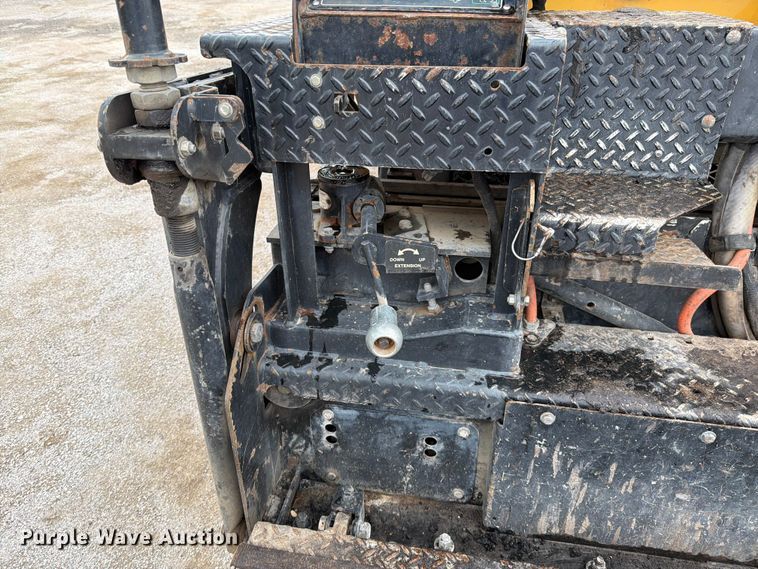 image for item FN5807 2017 Weiler P385 paver
