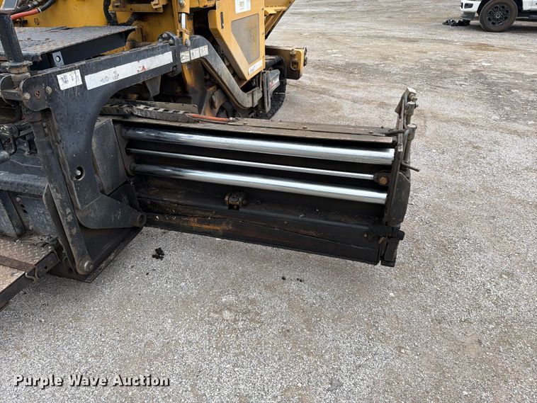 image for item FN5807 2017 Weiler P385 paver
