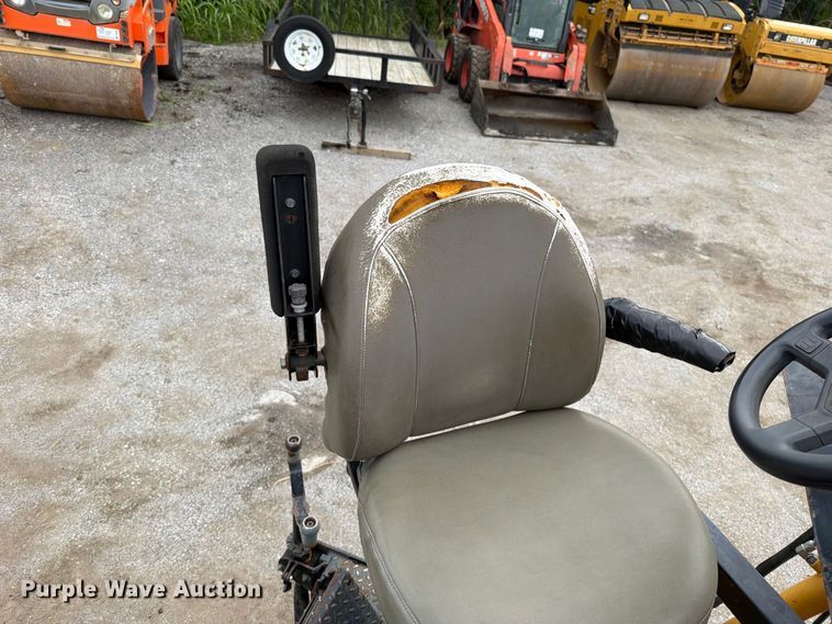 image for item FN5807 2017 Weiler P385 paver