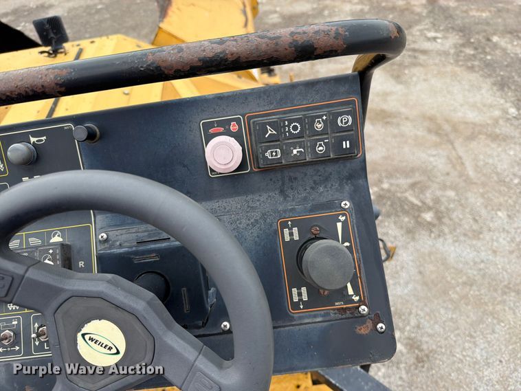 image for item FN5807 2017 Weiler P385 paver