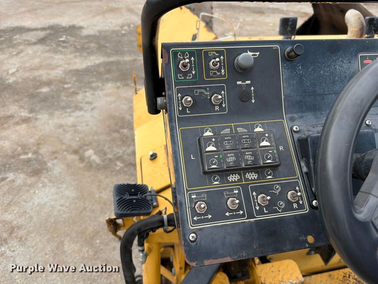 image for item FN5807 2017 Weiler P385 paver