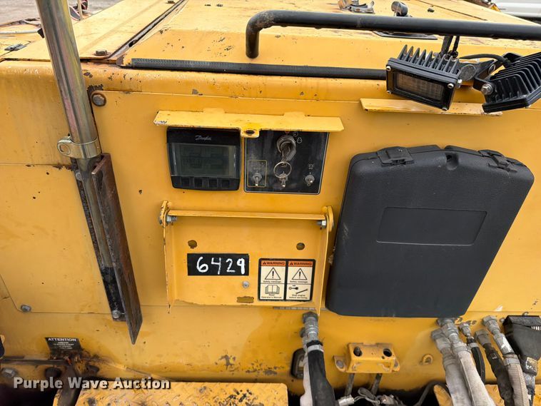 image for item FN5807 2017 Weiler P385 paver