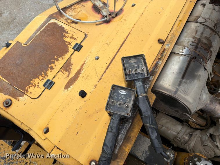 image for item FN5807 2017 Weiler P385 paver