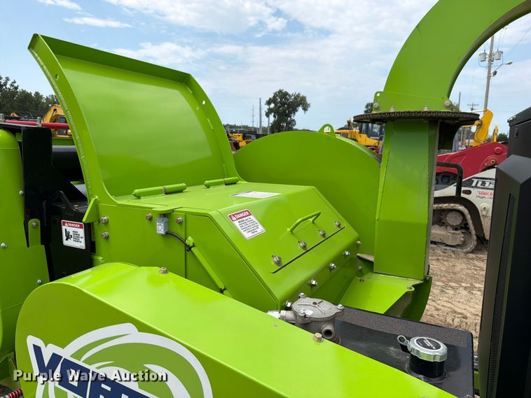 image for item FN5818 2026 Dyna V15-32 wood chipper
