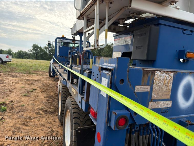 image for item FU1011 2011 Peterbilt 367 crane truck