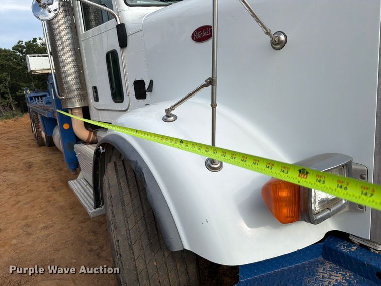 image for item FU1011 2011 Peterbilt 367 crane truck