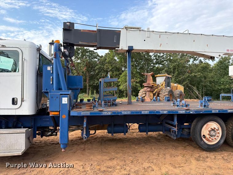image for item FU1011 2011 Peterbilt 367 crane truck