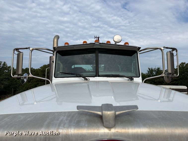 image for item FU1011 2011 Peterbilt 367 crane truck