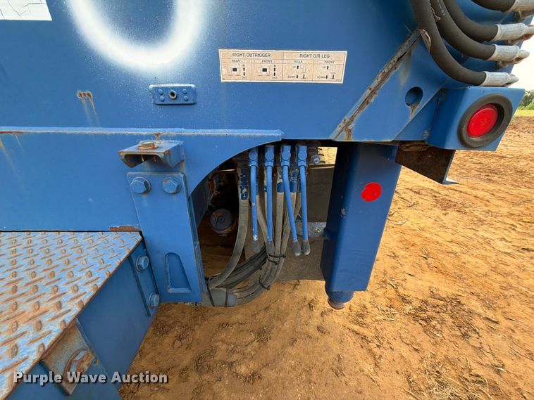 image for item FU1011 2011 Peterbilt 367 crane truck