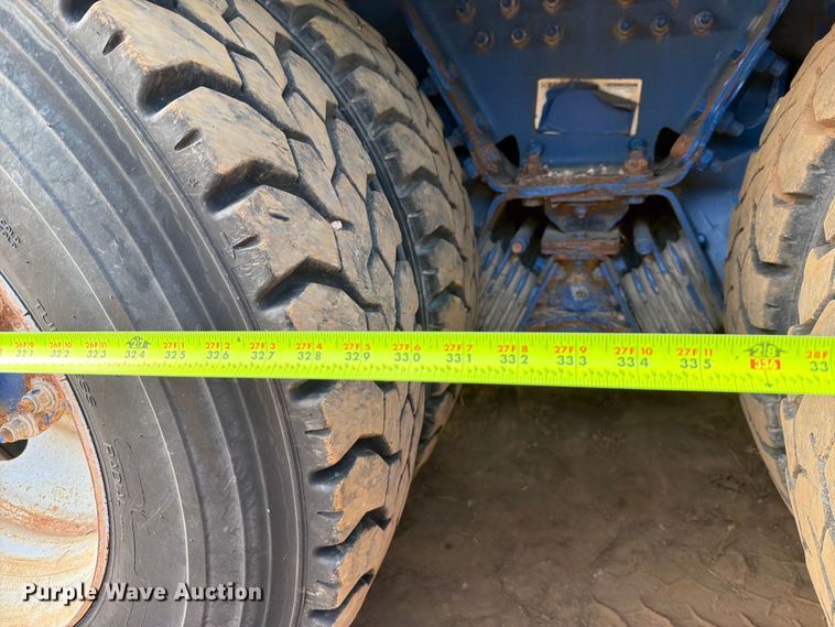 image for item FU1011 2011 Peterbilt 367 crane truck