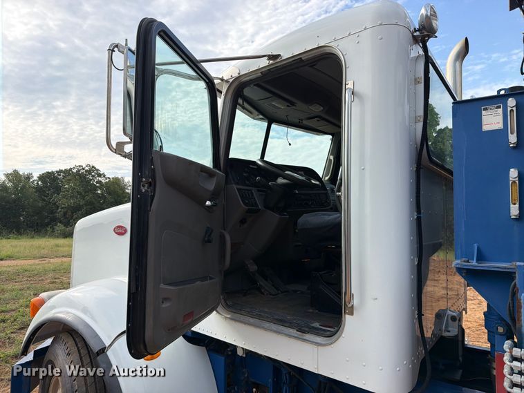 image for item FU1011 2011 Peterbilt 367 crane truck