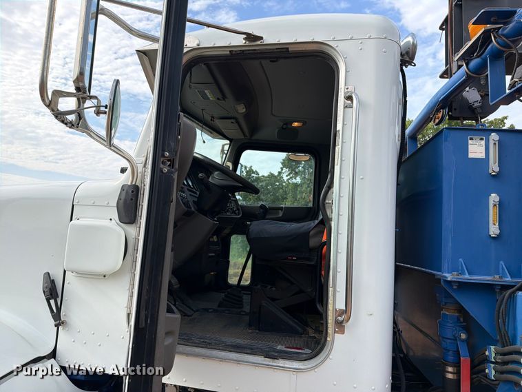 image for item FU1011 2011 Peterbilt 367 crane truck
