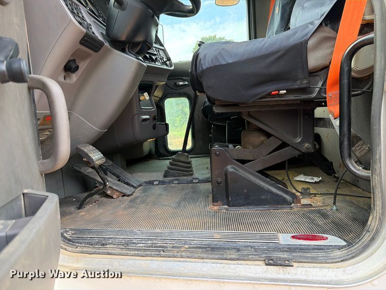 image for item FU1011 2011 Peterbilt 367 crane truck