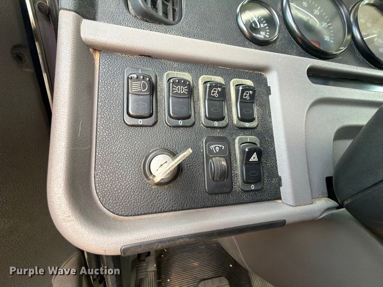 image for item FU1011 2011 Peterbilt 367 crane truck