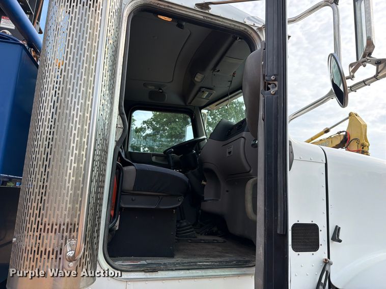 image for item FU1011 2011 Peterbilt 367 crane truck