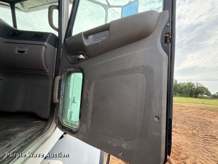 image for item FU1011 2011 Peterbilt 367 crane truck
