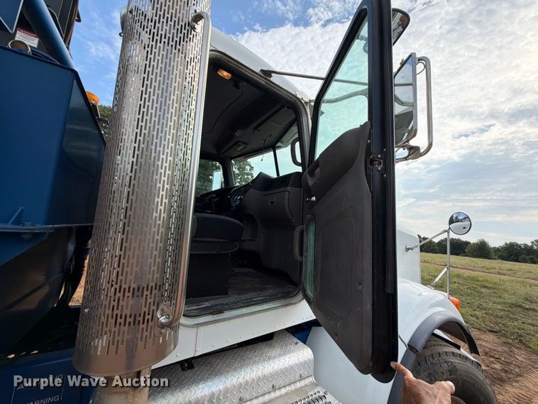 image for item FU1011 2011 Peterbilt 367 crane truck