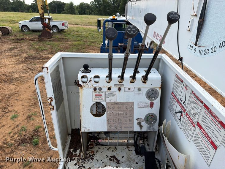 image for item FU1011 2011 Peterbilt 367 crane truck