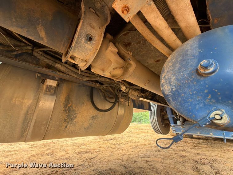 image for item FU1011 2011 Peterbilt 367 crane truck