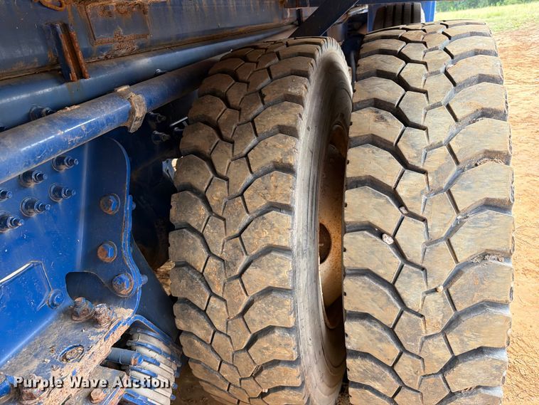 image for item FU1011 2011 Peterbilt 367 crane truck