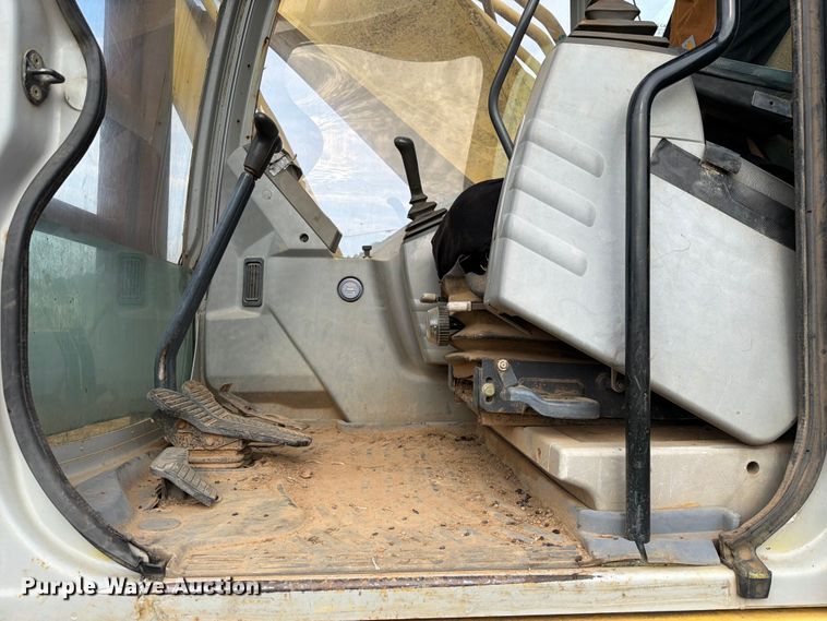image for item FU1015 2001 Kobelco SK330LC excavator