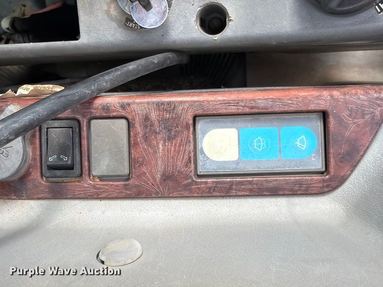 image for item FU1015 2001 Kobelco SK330LC excavator