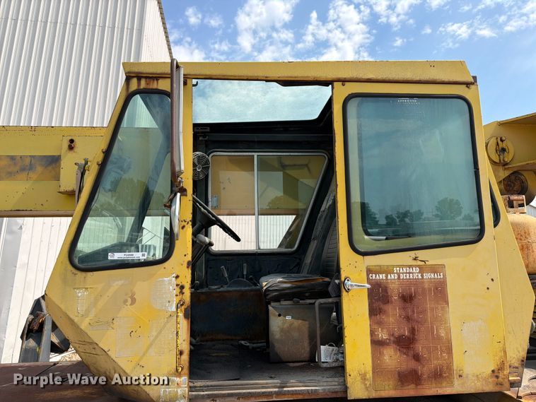 image for item FU4568 P&H W-180 crane