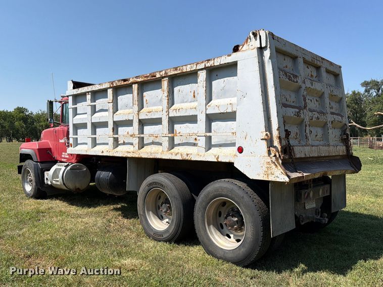 image for item MZ9831 1996 Mack RD688S dump truck