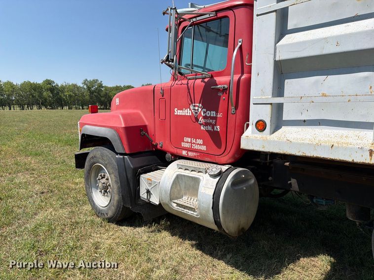 image for item MZ9831 1996 Mack RD688S dump truck