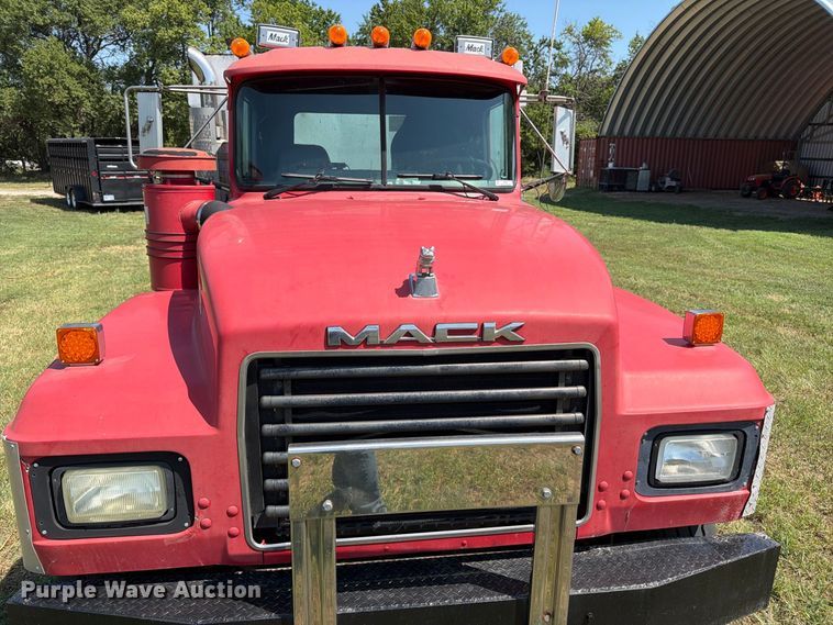 image for item MZ9831 1996 Mack RD688S dump truck