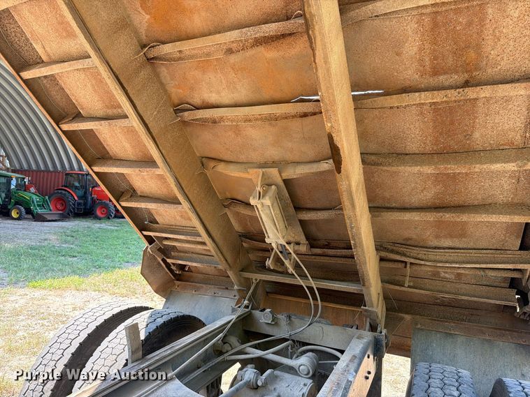 image for item MZ9831 1996 Mack RD688S dump truck