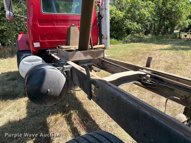 image for item MZ9831 1996 Mack RD688S dump truck