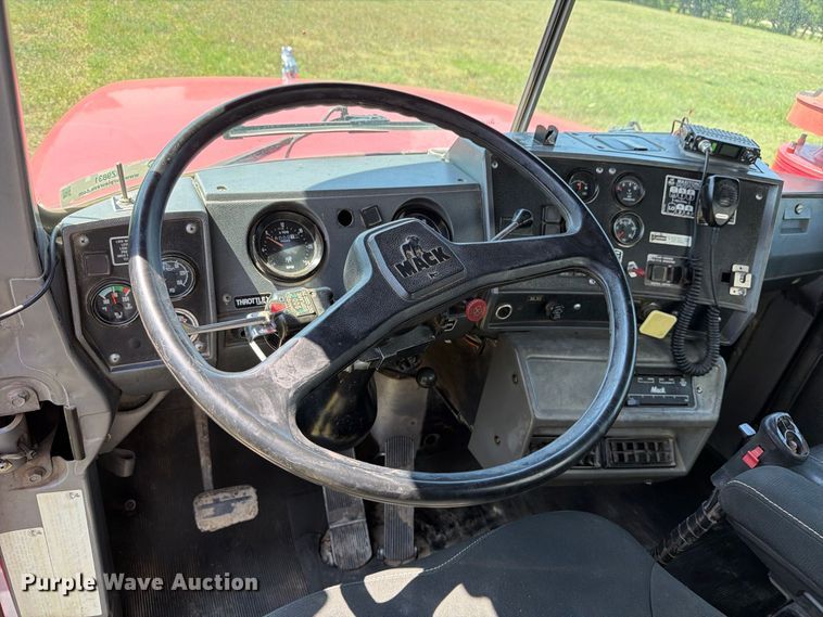 image for item MZ9831 1996 Mack RD688S dump truck