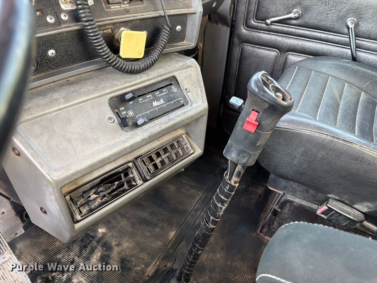image for item MZ9831 1996 Mack RD688S dump truck