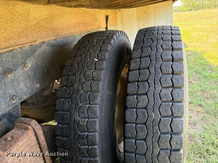 image for item MZ9831 1996 Mack RD688S dump truck