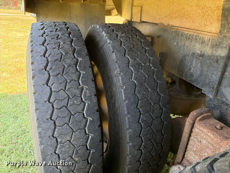 image for item MZ9831 1996 Mack RD688S dump truck