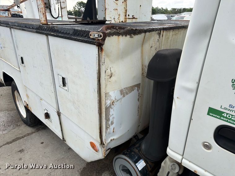 image for item NM9824 2002 Chevrolet W4500 bucket truck